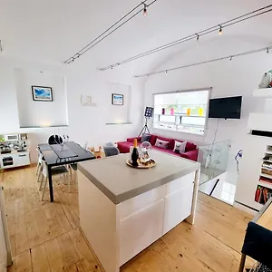  Holiday home Quirky Seaside Family Walk To The Waves!